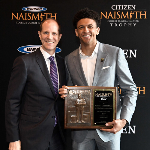 Matisse Thybulle holds Naismith award